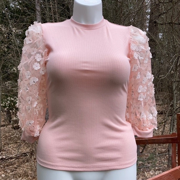 Peach ribbed top w/sheer puff sleeves with flower appliqués size M - Picture 1 of 6